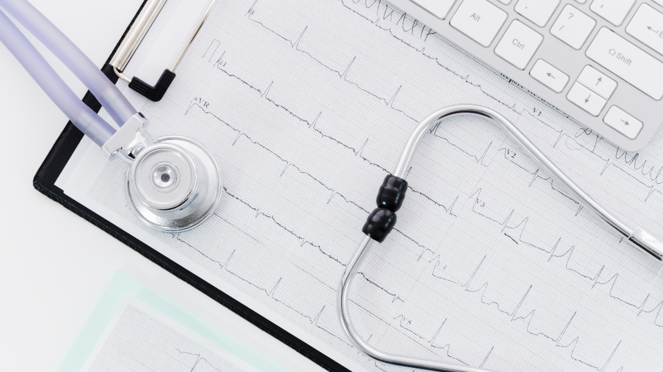 EKG (snimanje elektrokardiograma) u Poliklinici Muminović je neinvazivni dijagnostički postupak koji se provodi u svrhu prikupljanja podataka o elektrofiziologiji srca, a omogućuje grafički prikaz električne aktivnosti srčanih otkucaja.